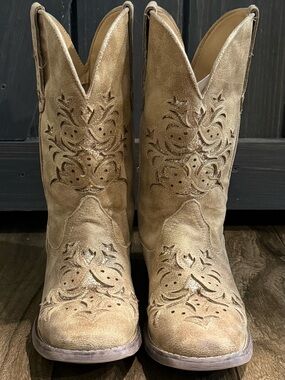 Roper Embellished Western Cowboy Boots in Metallic Taupe